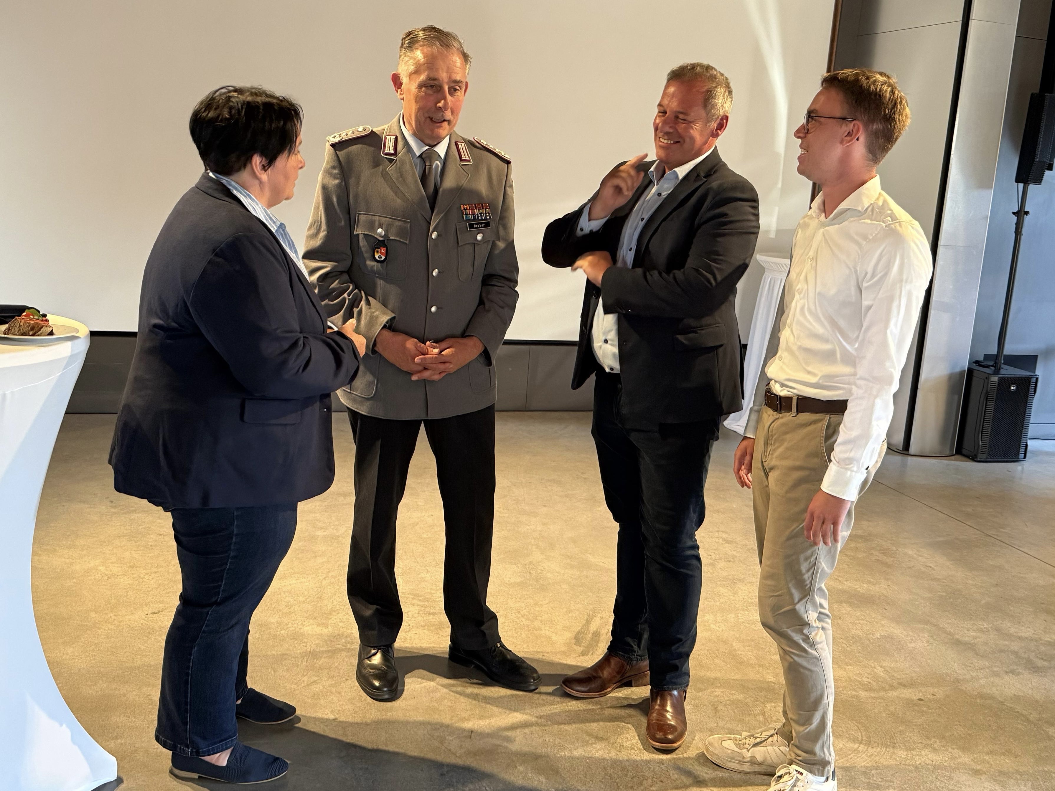 Von links nach rechts: Antje S�lter, Oberst Daniel Decker, Dirk Ebrecht, Frederic Otto